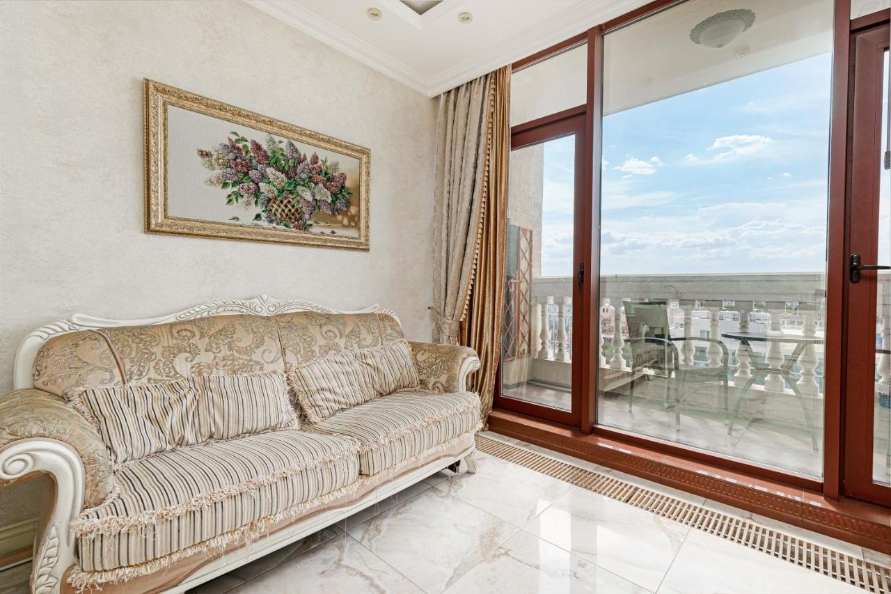 Greek Street Deluxe Apartment 오데사 외부 사진