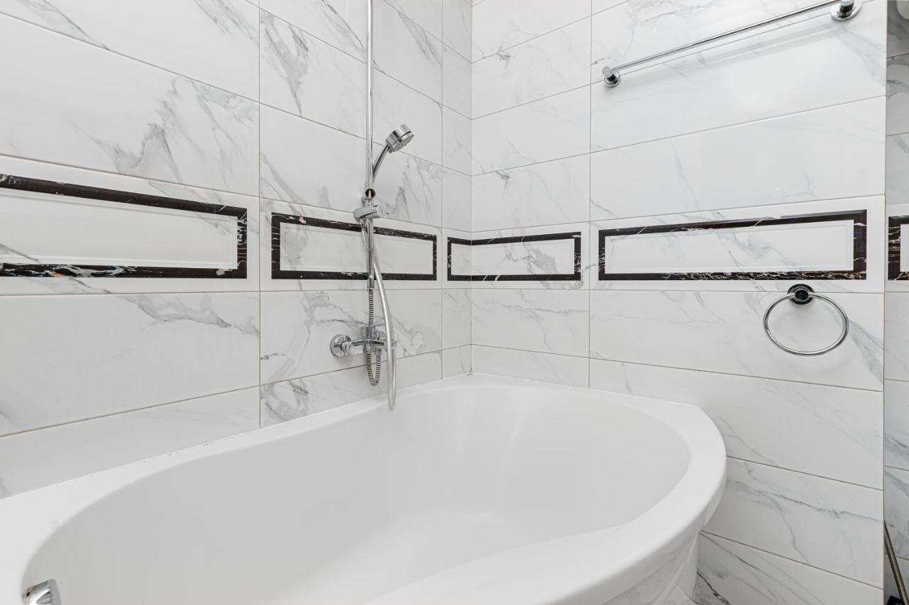 Greek Street Deluxe Apartment 오데사 외부 사진